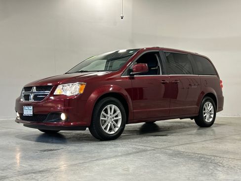 Used 2020 Dodge Grand Caravan SXT w/ Driver Convenience Group FWD image 2