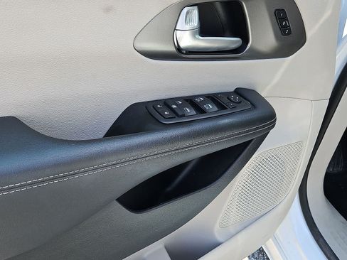 Used 2024 Chrysler Pacifica Touring-L FWD image 28