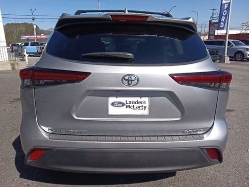 Used 2023 Toyota Highlander XLE image 4