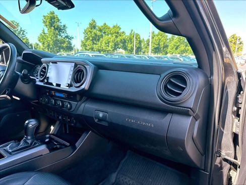 Used 2020 Toyota Tacoma TRD Off-Road w/ TRD Premium Off Road Package AWD/4WD image 27