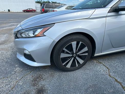 Used 2022 Nissan Altima 2.5 SV image 2