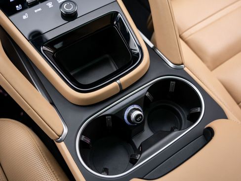 Certified 2025 Porsche Cayenne Coupe AWD/4WD image 28