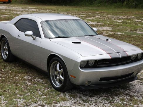 Used 2010 Dodge Challenger SE RWD image 15