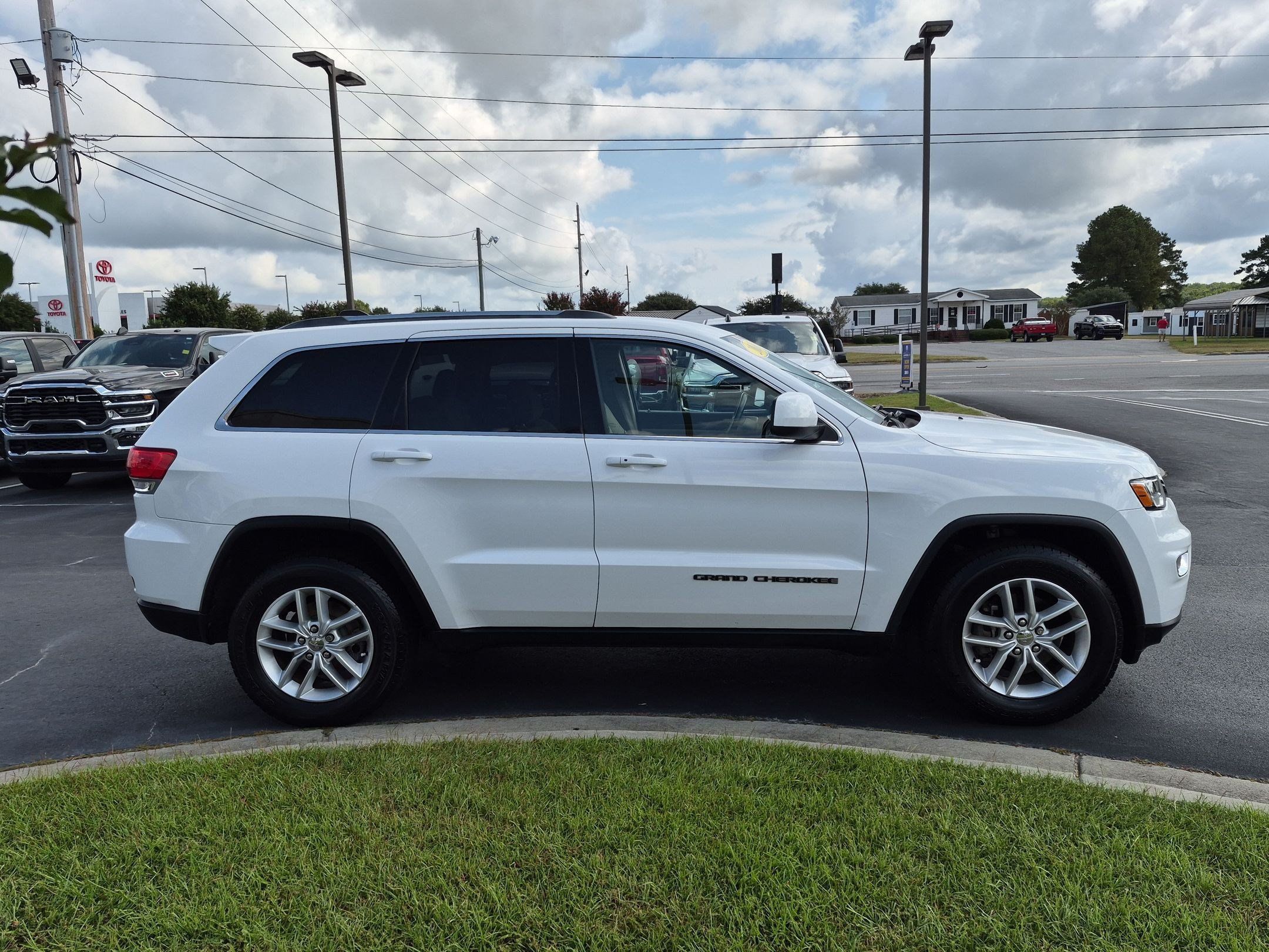 Used 2018 Jeep Grand Cherokee Laredo RWD image 4