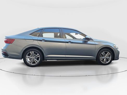 Used 2024 Volkswagen Jetta SE image 4