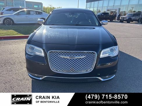Used 2017 Chrysler 300 C RWD image 4
