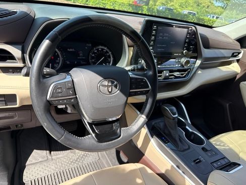 Used 2021 Toyota Highlander XLE FWD image 9