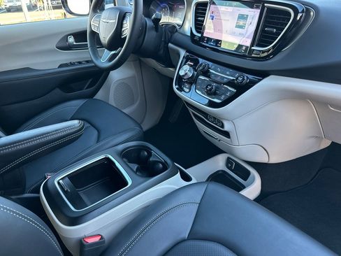 Used 2024 Chrysler Pacifica Touring-L image 17