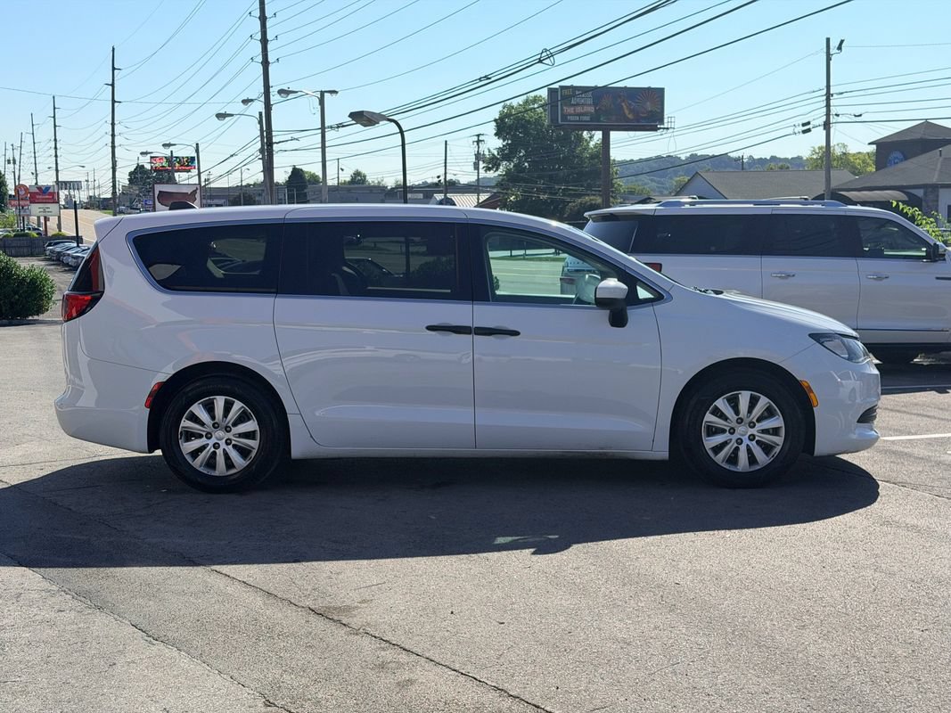 Used 2018 Chrysler Pacifica L FWD image 7
