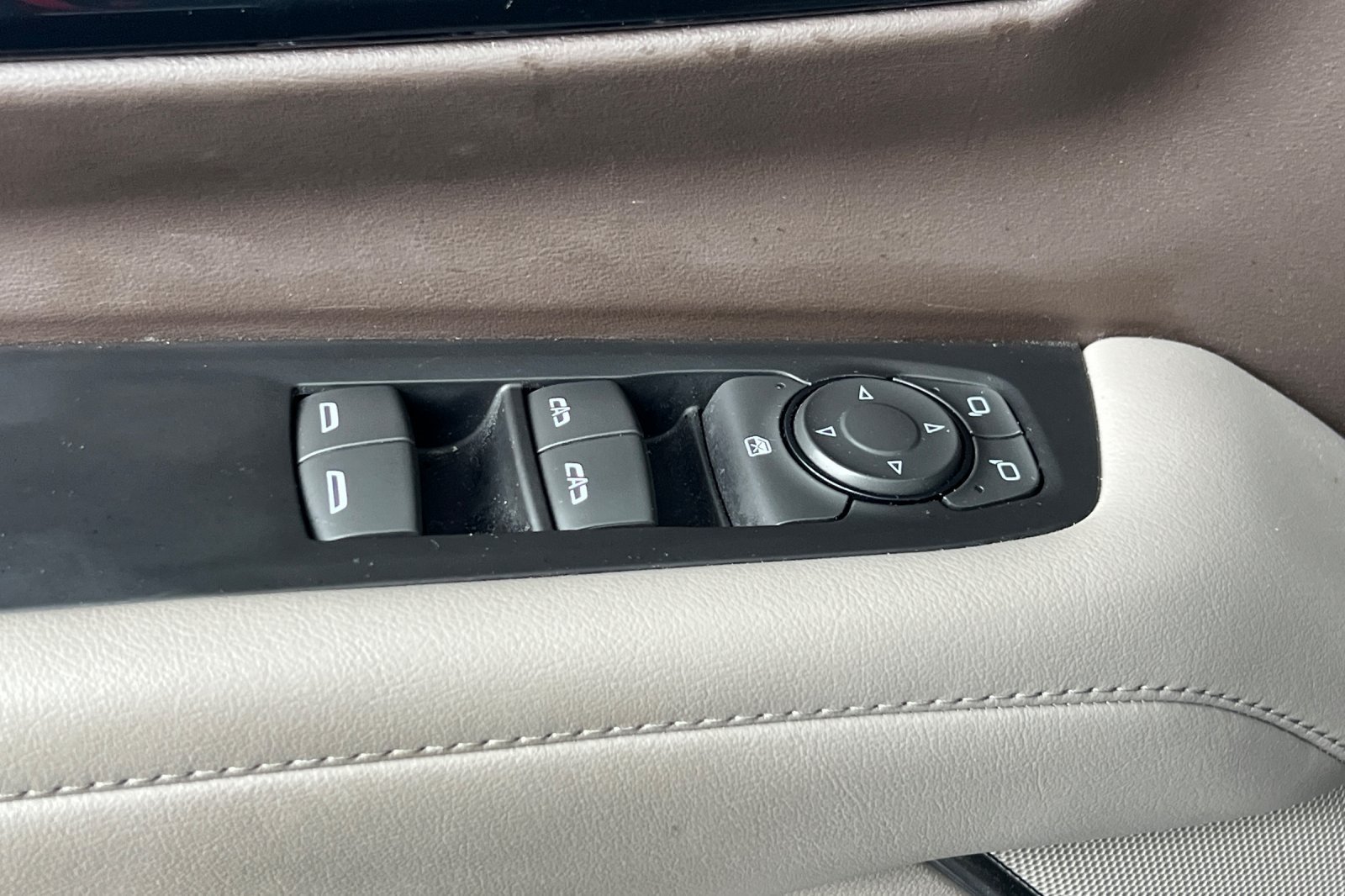 Used 2025 Chevrolet Suburban LT AWD/4WD image 18