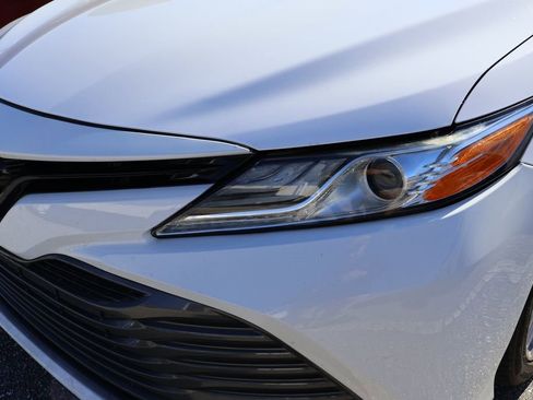 Certified 2019 Toyota Camry XLE image 3
