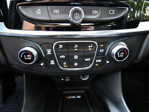 Used 2023 Chevrolet Traverse RS AWD/4WD image 28