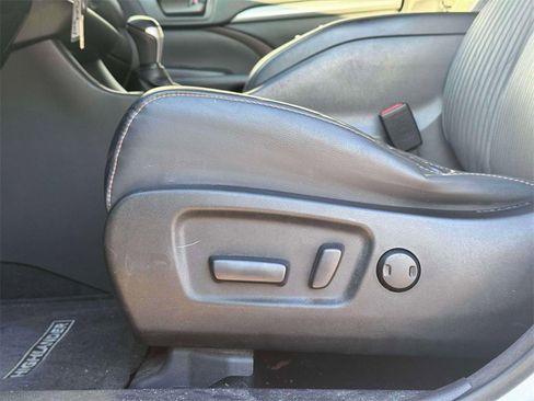 Used 2018 Toyota Highlander LE image 8