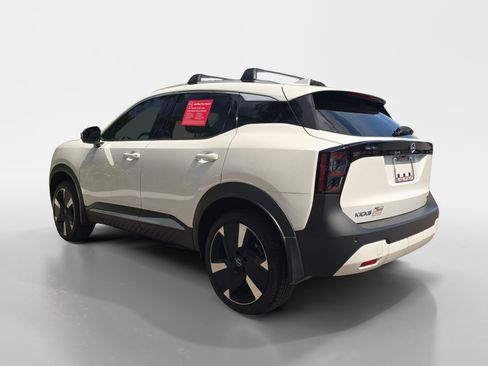 Used 2025 Nissan Kicks SR w/ Illumination Package FWD image 3