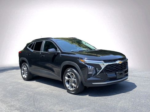 Used 2024 Chevrolet Trax LT w/ LT Convenience Package FWD image 2