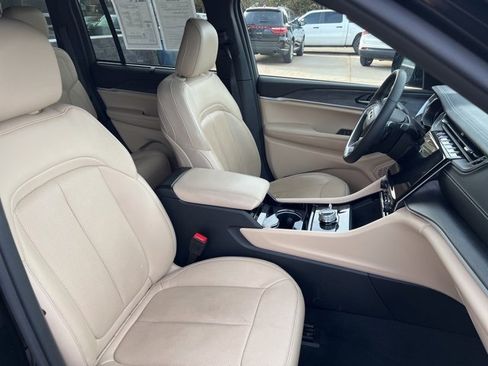 Used 2023 Jeep Grand Cherokee Limited w/ Luxury Tech Group II image 14