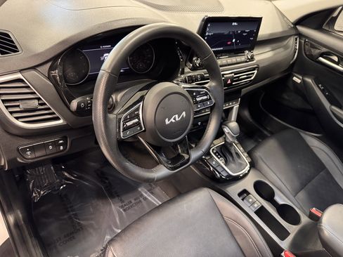 Certified 2023 Kia Seltos SX w/ SX Sunroof Package image 17