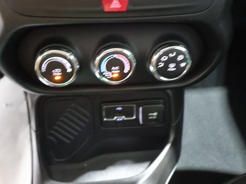 Used 2017 Jeep Renegade Latitude FWD image 29