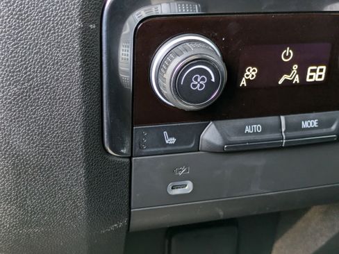 Used 2022 Chevrolet Suburban RST w/ Luxury Package image 16