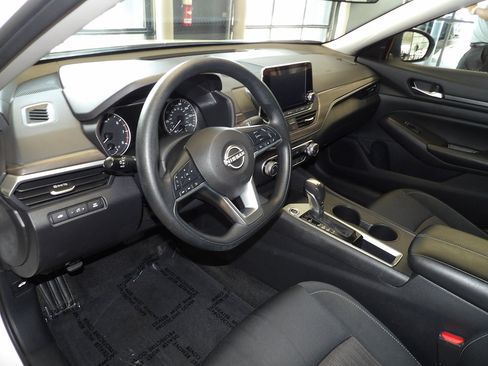 Used 2025 Nissan Altima 2.5 SV FWD image 24