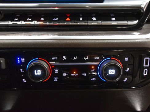 Used 2022 Chevrolet Silverado 1500 LTZ w/ LTZ Premium Package AWD/4WD image 39