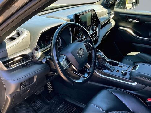 Used 2021 Toyota Highlander XSE AWD/4WD image 2
