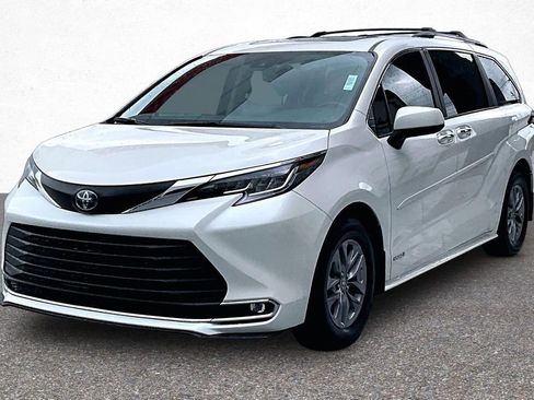 Used 2021 Toyota Sienna XLE FWD image 4