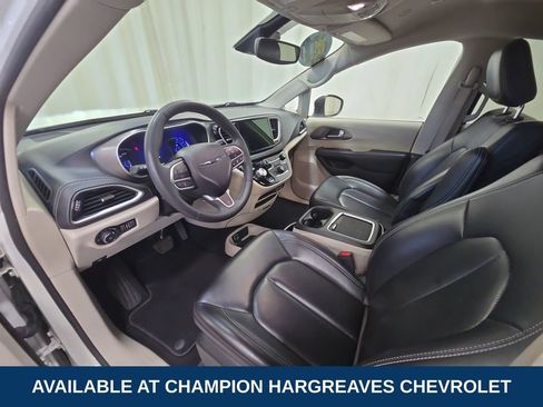 Used 2023 Chrysler Pacifica Touring-L FWD image 13