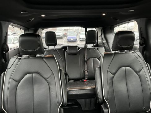 Used 2025 Chrysler Pacifica Limited image 42