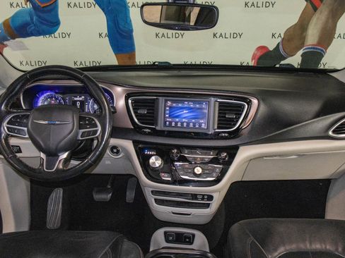 Used 2019 Chrysler Pacifica Touring-L image 3