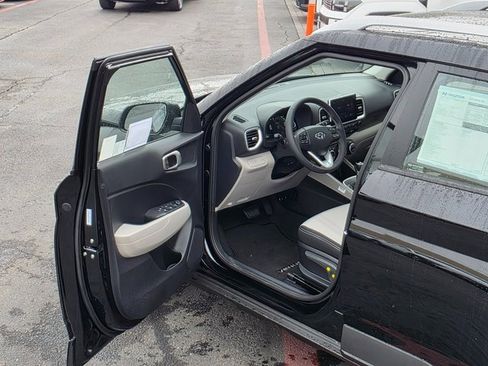 New 2025 Hyundai Venue SEL image 40