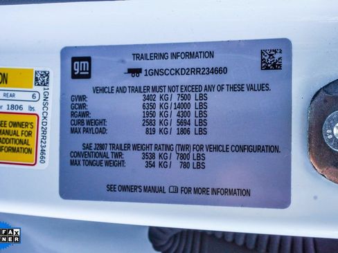 Used 2024 Chevrolet Suburban LT RWD image 28