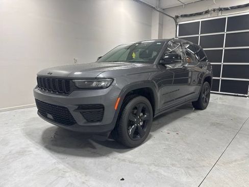 Used 2024 Jeep Grand Cherokee Altitude RWD image 2