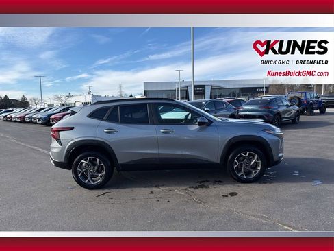 Used 2025 Chevrolet Trax LT image 4