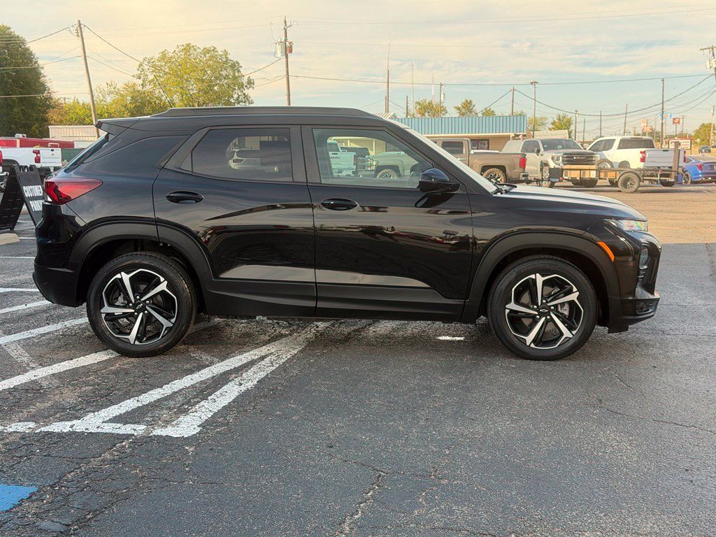 Used 2023 Chevrolet TrailBlazer RS w/ Sun and Liftgate Package FWD image 4