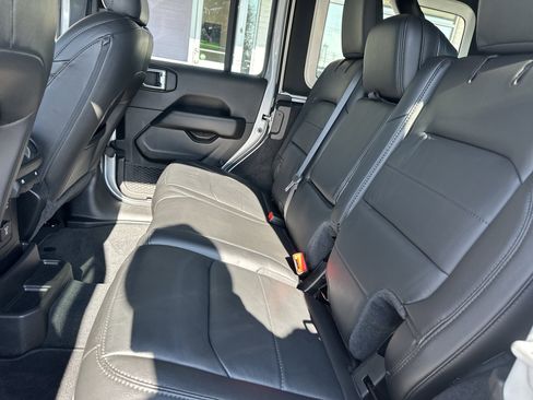 Used 2022 Jeep Wrangler Unlimited Sahara image 12
