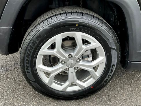 Used 2024 Jeep Compass Latitude image 37