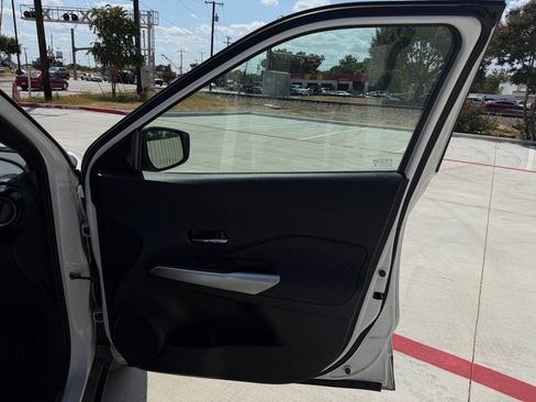 Used 2019 Nissan Kicks SV FWD image 15