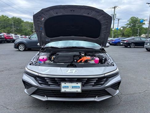 Used 2025 Hyundai Elantra Limited FWD image 10