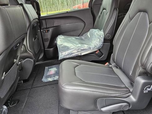 New 2026 Chrysler Pacifica Select FWD image 7