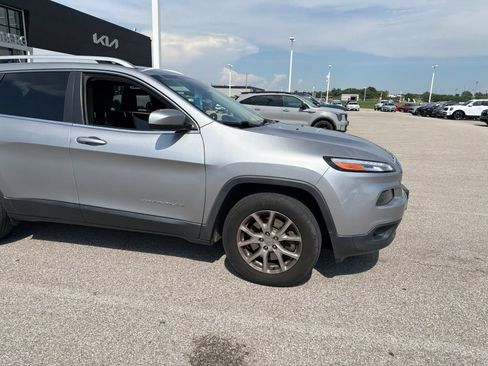 Used 2017 Jeep Cherokee Latitude w/ Cold Weather Group AWD/4WD image 5