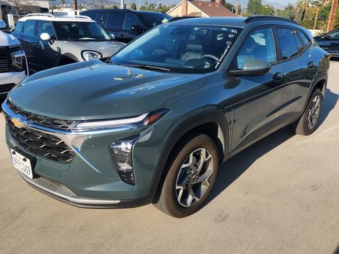 Used 2025 Chevrolet Trax LT FWD image 2