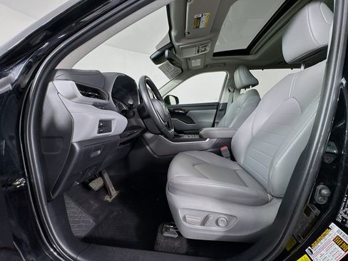 Used 2022 Toyota Highlander XLE AWD/4WD image 20