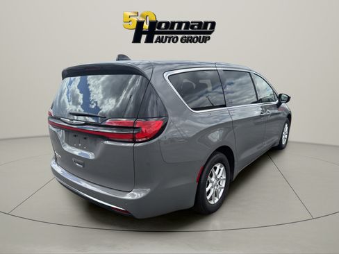 Used 2025 Chrysler Pacifica Select FWD image 5