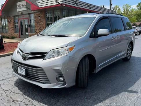 Used 2019 Toyota Sienna XLE w/ XLE Navigation Package FWD image 3