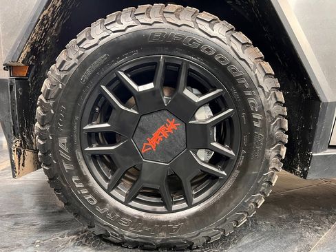 Used 2024 Tesla Cybertruck AWD Crew Cab image 24