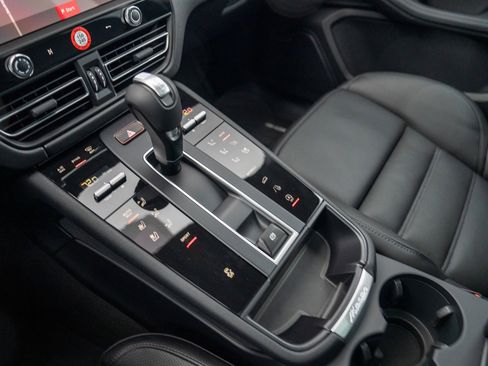 New 2026 Porsche Macan image 21