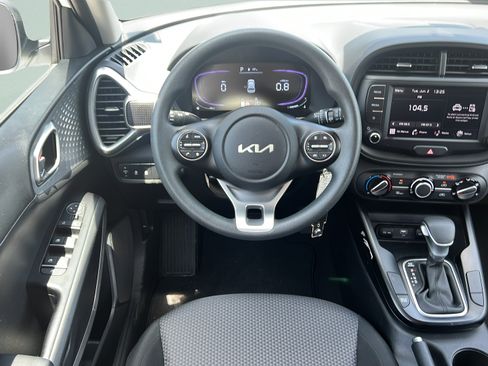 Certified 2025 Kia Soul LX w/ LX Technology Package FWD image 15