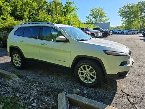 Used 2018 Jeep Cherokee Latitude Plus w/ Cold Weather Group AWD/4WD image 10