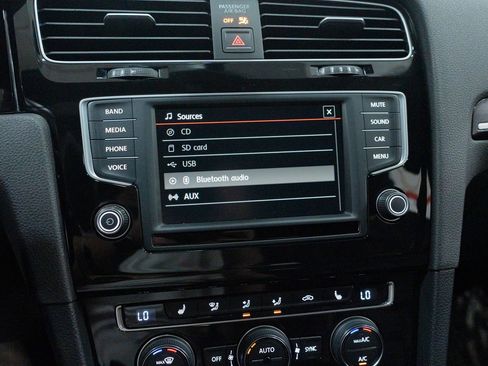 Used 2016 Volkswagen Golf 4-Door image 32